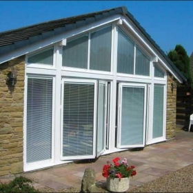 نوافذ UPVC مع ستائر متكاملة